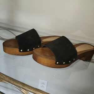 Stylish Black Sandals by Seychelles